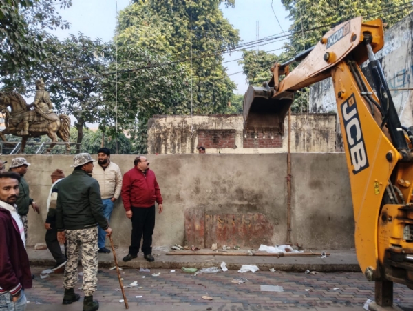 नगर निगम का बुलडोजर जिला अस्पताल रोड पर अवैध अतिक्रमण हटाते हुए, दुकानदार सामान समेटते नजर आए। नगर निगम का बुलडोजर जिला अस्पताल रोड पर अवैध अतिक्रमण हटाते हुए, दुकानदार सामान समेटते नजर आए।