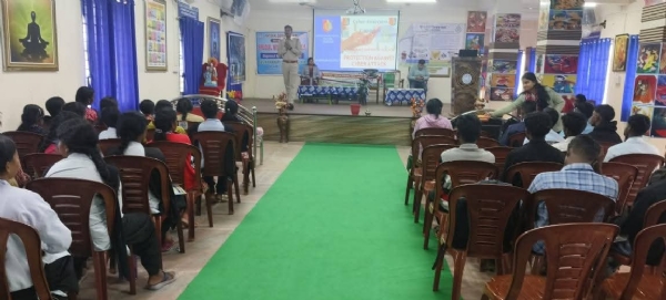 छात्रों को साइबर सुरक्षा की जानकारी देते अधिकारी। छात्रों को साइबर सुरक्षा की जानकारी देते अधिकारी।