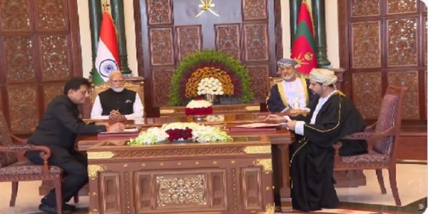 भारत-ओमान सीईपीए पर हस्ताक्षर करते गोयल और कैस बिन मोहम्मद अल यूसुफ भारत-ओमान सीईपीए पर हस्ताक्षर करते गोयल और कैस बिन मोहम्मद अल यूसुफ