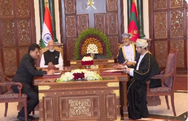 भारत-ओमान सीईपीए पर हस्ताक्षर करते गोयल और कैस बिन मोहम्मद अल यूसुफ भारत-ओमान सीईपीए पर हस्ताक्षर करते गोयल और कैस बिन मोहम्मद अल यूसुफ