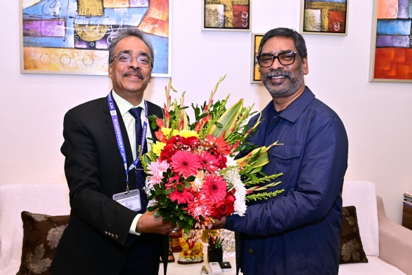 मुख्यमंत्री से मुलाकात करते एनआईटी के निदेशक मुख्यमंत्री से मुलाकात करते एनआईटी के निदेशक