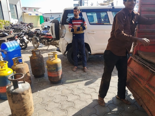 इंदौरः रेस्टोरेंट और ढ़ाबों पर कार्रवाई इंदौरः रेस्टोरेंट और ढ़ाबों पर कार्रवाई