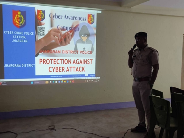 छात्रों को साइबर सुरक्षा की जानकारी देते अधिकारी। छात्रों को साइबर सुरक्षा की जानकारी देते अधिकारी।