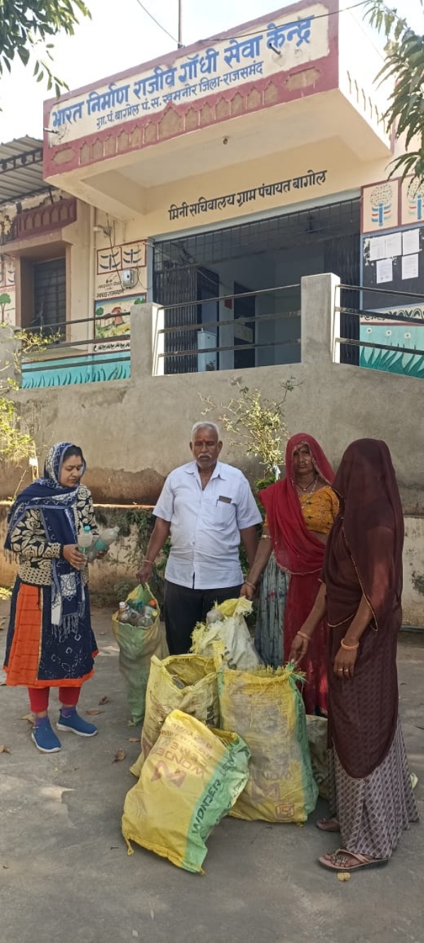 सिंगल उसे प्लास्टिक को एकत्रित करते हुए कार्मिक एवं दिशा निर्देश देते अधिकारी सिंगल उसे प्लास्टिक को एकत्रित करते हुए कार्मिक एवं दिशा निर्देश देते अधिकारी