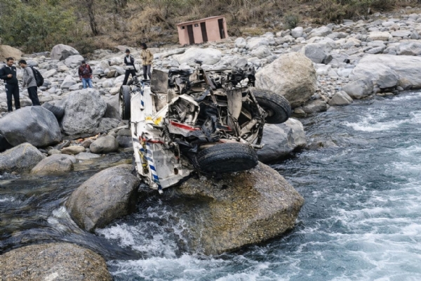 Load carrier falls into a deep ditch in Bani, driver injured Load carrier falls into a deep ditch in Bani, driver injured