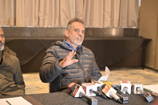 अकाली दल कोषाध्यक्ष एनके शर्मा पत्रकारों से बातचीत करते हुए