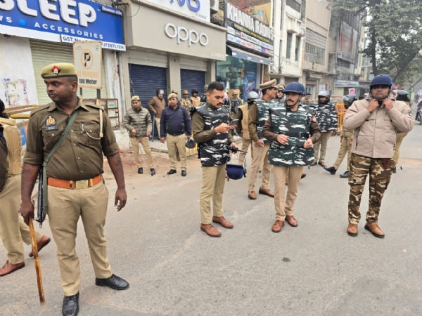 सड़कों पर चौकस पुलिस बल सड़कों पर चौकस पुलिस बल