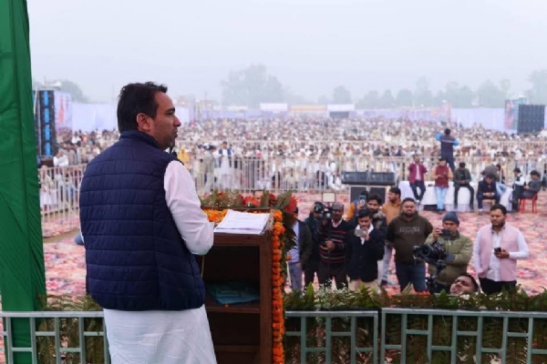 कार्यक्रम में शामिल चोधरी जयंत कार्यक्रम में शामिल चोधरी जयंत