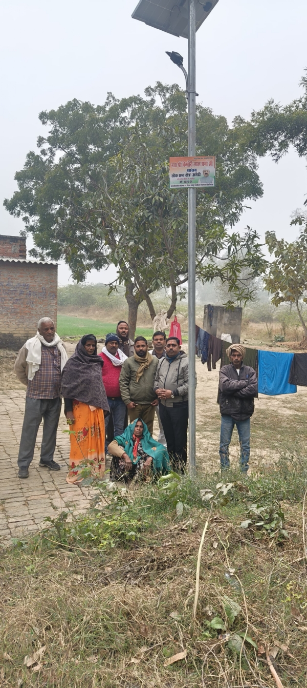 घर के बाहर लगाई गई सोलर लाइट की फोटो घर के बाहर लगाई गई सोलर लाइट की फोटो