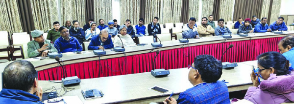 गोष्ठी में चर्चा करते हुए गोष्ठी में चर्चा करते हुए