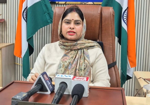 पत्रकारों से बात करतीं मानेसर की मेयर डा. इंद्रजीत कौर यादव। पत्रकारों से बात करतीं मानेसर की मेयर डा. इंद्रजीत कौर यादव।