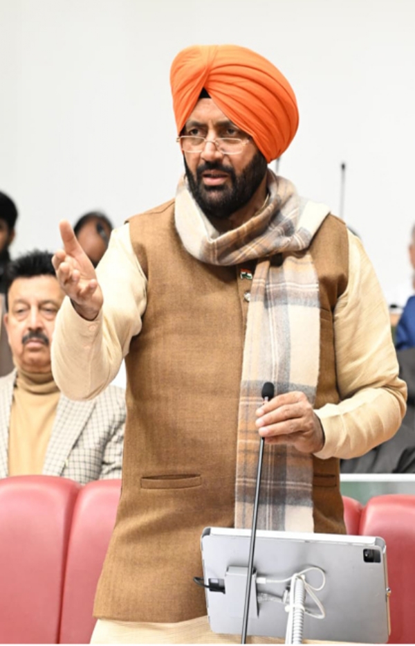 हरियाणा के मुख्यमंत्री नायब सैनी सदन में प्रस्ताव पेश करते हुए हरियाणा के मुख्यमंत्री नायब सैनी सदन में प्रस्ताव पेश करते हुए