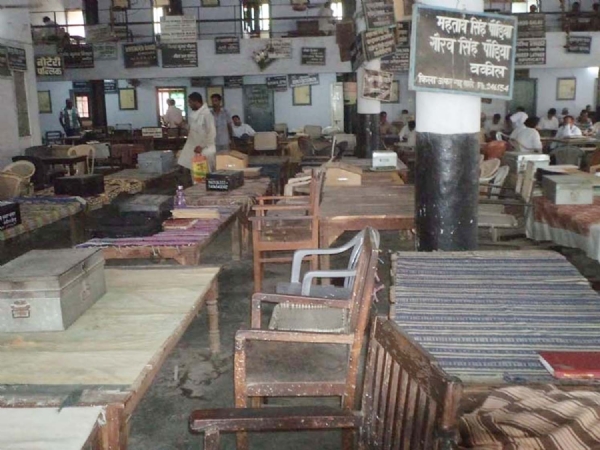 खाली पड़ी कुर्सियां।