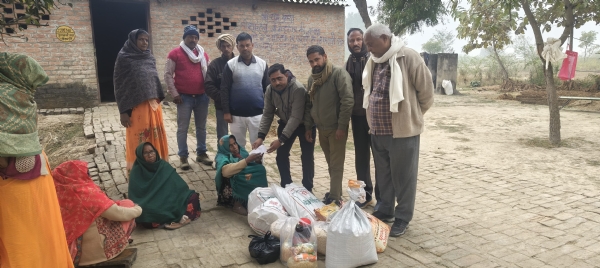 मृतक की बुजुर्ग मां को राहत सामग्री प्रदान करते कांग्रेस नेता मृतक की बुजुर्ग मां को राहत सामग्री प्रदान करते कांग्रेस नेता
