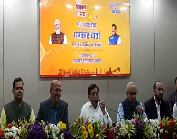 पत्रकारों से बात करते हुए उपमुख्यमंत्री जगदीश देवड़ा पत्रकारों से बात करते हुए उपमुख्यमंत्री जगदीश देवड़ा