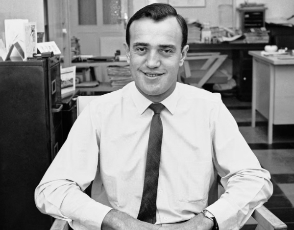 पीटर अर्नेट का यह फोटो 18 मार्च 1963 का है। तब वह कुआलालंपुर (मलेशिया) थे। फोटो - इंटरनेट मीडिया पीटर अर्नेट का यह फोटो 18 मार्च 1963 का है। तब वह कुआलालंपुर (मलेशिया) थे। फोटो - इंटरनेट मीडिया