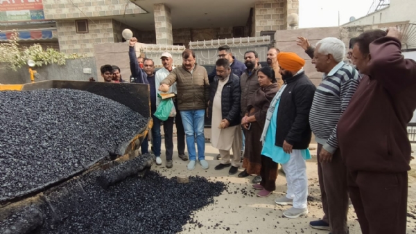 जम्मू वेस्ट में सड़क विकास को मिली रफ्तार, मुंशी चक पुली से योग आश्रम तक सड़क के ब्लैकटॉपिंग कार्य का शुभारंभ