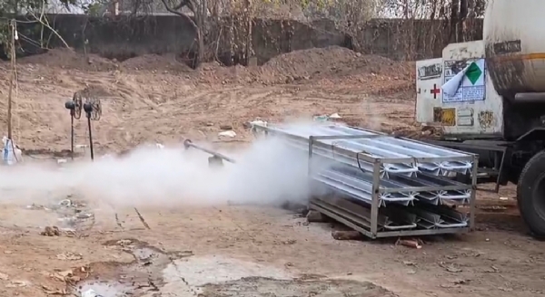 बोर हॉल कर नाइट्रोजन गैस डालते वैज्ञानिक बोर हॉल कर नाइट्रोजन गैस डालते वैज्ञानिक