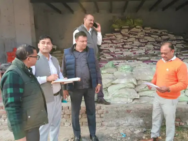 ऑनलाइन रिकॉर्ड और वास्तविक स्टॉक में बड़ा अंतर, पोटाश व मोसैक के 1590 बैग कम मिले