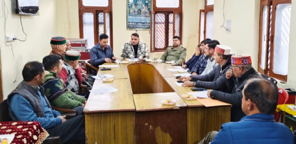 बैठक में मौजूद अधिकारी। बैठक में मौजूद अधिकारी।