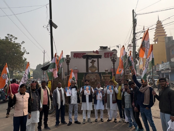 प्रदर्शन करते नेतागण प्रदर्शन करते नेतागण