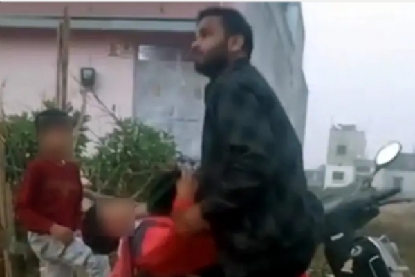 बच्चे की पिटाई करता युवक का वायरल फोटो बच्चे की पिटाई करता युवक का वायरल फोटो