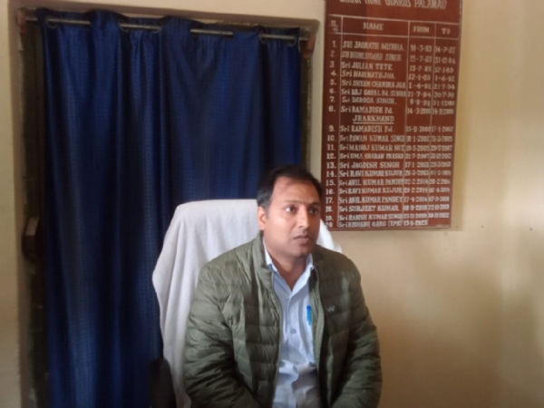 जानकारी देते जिला कमांडेंड दीपक कुमार