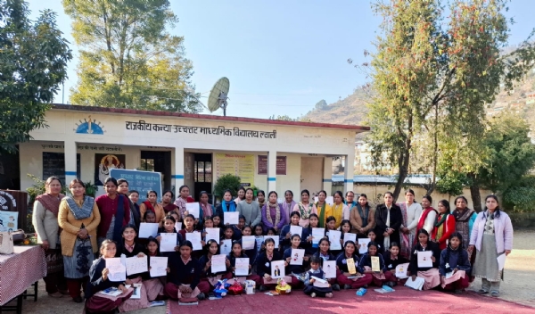 कार्यक्रम में मौजूद अति​थि व छात्राएं।