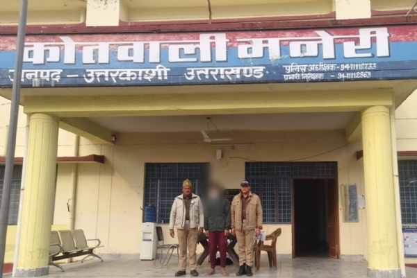 अभियुक्त को गिरफ्तार करते हुऐ मेनरी पुलिस अभियुक्त को गिरफ्तार करते हुऐ मेनरी पुलिस
