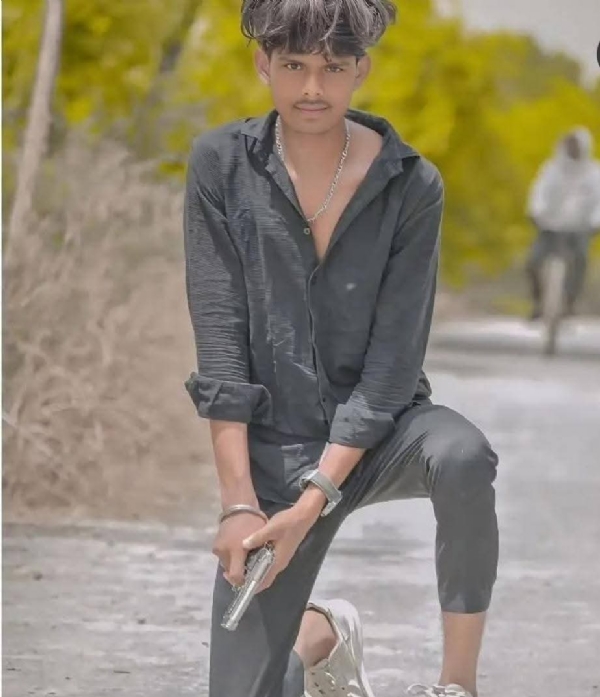 रील बनाने वाला लड़का अवैध पिस्टल के साथ रील बनाने वाला लड़का अवैध पिस्टल के साथ