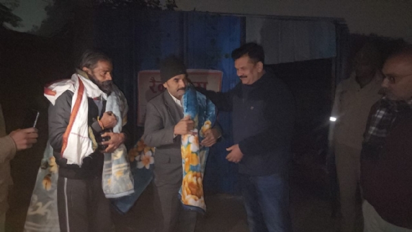 ज़रूरत मंद को कंबल वितरित करते हुए जिलाधिकारी डॉ दिनेश चंद्र सिंह ज़रूरत मंद को कंबल वितरित करते हुए जिलाधिकारी डॉ दिनेश चंद्र सिंह