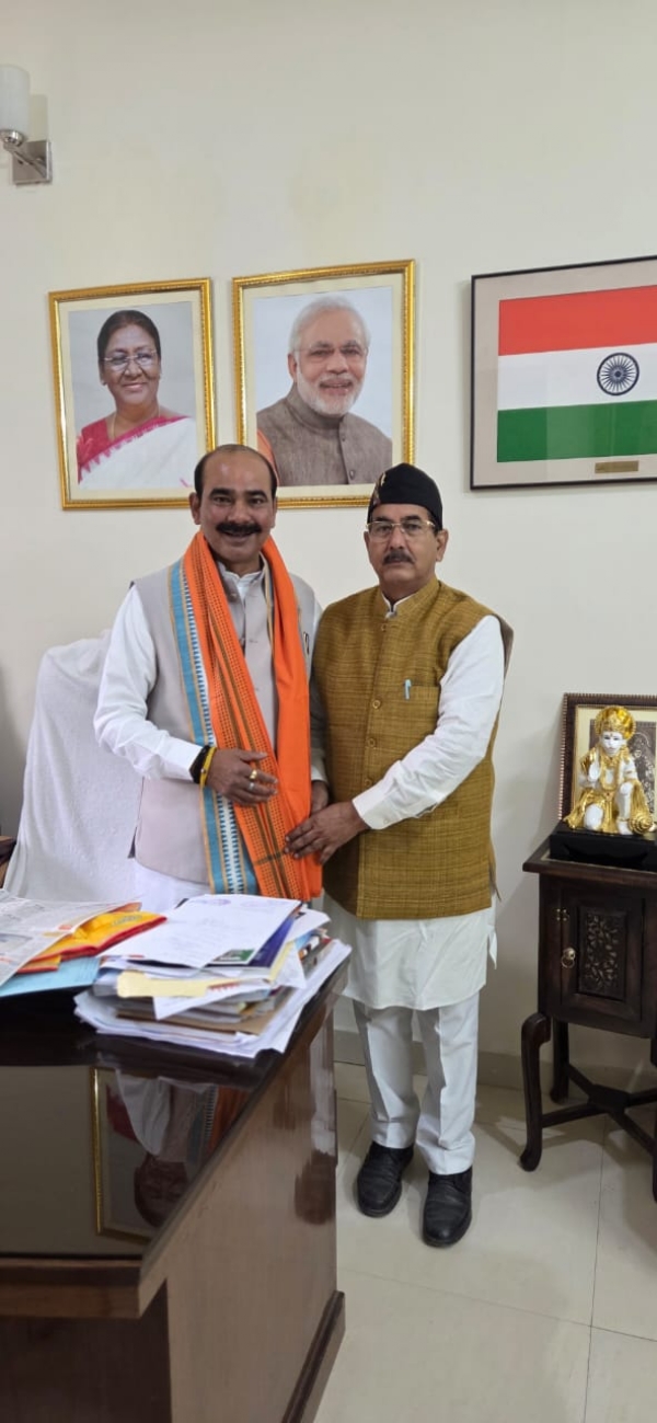 गुरूवार नई दिल्ली में राज्य मंत्री से उत्तरकाशी की बंद पड़ी लोहारी नागपाला परियोजना के टनल को वैकल्पिक मार्ग के लिए प्रस्ताव देते हुए गुरूवार नई दिल्ली में राज्य मंत्री से उत्तरकाशी की बंद पड़ी लोहारी नागपाला परियोजना के टनल को वैकल्पिक मार्ग के लिए प्रस्ताव देते हुए