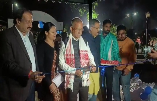 बोटिंग सेवा का रिबन काटते मेयर सहित पार्षद बोटिंग सेवा का रिबन काटते मेयर सहित पार्षद