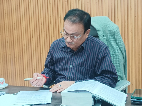 बैठक करते अधिकारी