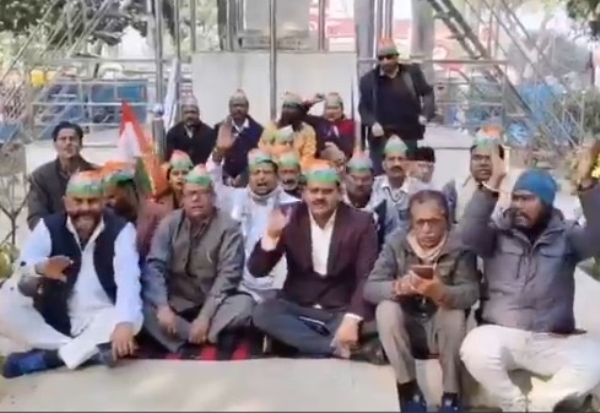 मनरेगा से महात्मा गांधी का नाम हटाने के विरोध में चौकी चौराहे पर प्रदर्शन करते कांग्रेस कार्यकर्ता, नारेबाजी के दौरान पुलिस ने कई कार्यकर्ताओं को हिरासत में लिया। मनरेगा से महात्मा गांधी का नाम हटाने के विरोध में चौकी चौराहे पर प्रदर्शन करते कांग्रेस कार्यकर्ता, नारेबाजी के दौरान पुलिस ने कई कार्यकर्ताओं को हिरासत में लिया।