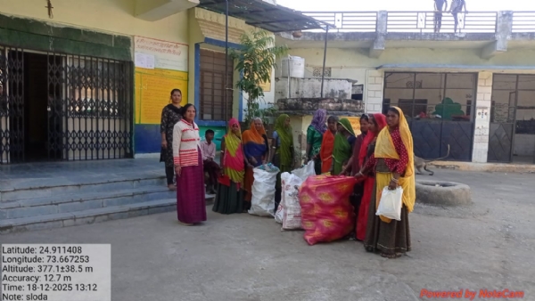 सिंगल उसे प्लास्टिक को एकत्रित करते हुए कार्मिक एवं दिशा निर्देश देते अधिकारी सिंगल उसे प्लास्टिक को एकत्रित करते हुए कार्मिक एवं दिशा निर्देश देते अधिकारी