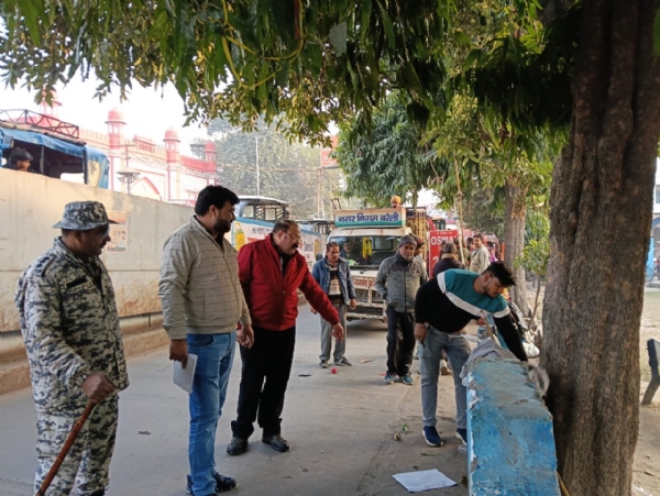 नगर निगम का बुलडोजर जिला अस्पताल रोड पर अवैध अतिक्रमण हटाते हुए, दुकानदार सामान समेटते नजर आए। नगर निगम का बुलडोजर जिला अस्पताल रोड पर अवैध अतिक्रमण हटाते हुए, दुकानदार सामान समेटते नजर आए।