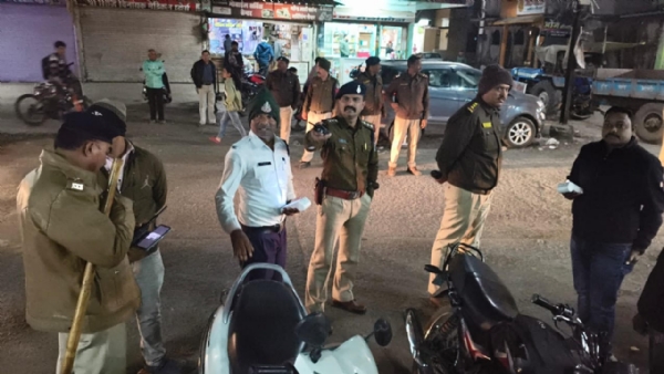 Seoni: Police conducted a foot patrol in Seoni late at night, challaning 14 vehicles. Seoni: Police conducted a foot patrol in Seoni late at night, challaning 14 vehicles.
