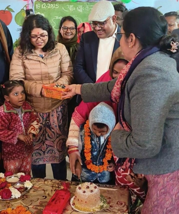 आंगनबाड़ी केंद्र पर मना नन्हीं इशिता का जन्मदिन, डीएम, सीडीओ हुए आंगनबाड़ी केंद्र पर मना नन्हीं इशिता का जन्मदिन, डीएम, सीडीओ हुए