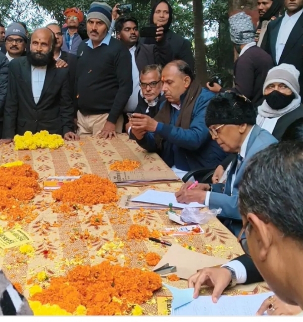 नामांकन के दौरान समर्थकों के साथ प्रत्याशी।