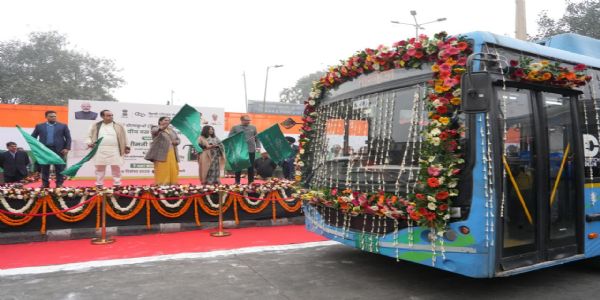 दिल्ली के कश्मीरी गेट आईएसबीटी पर गुरुवार को धौला कुआं से धारूहेड़ा तक बस सेवा को हरी झंडी दिखाती मुख्यमंत्री रेखा गुप्ता और दिल्ली के परिवहन मंत्री पंकज कुमार सिंह