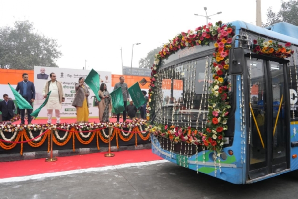 दिल्ली के कश्मीरी गेट आईएसबीटी पर गुरुवार को धौला कुआं से धारूहेड़ा तक बस सेवा को हरी झंडी दिखाती मुख्यमंत्री रेखा गुप्ता और दिल्ली के परिवहन मंत्री पंकज कुमार सिंह दिल्ली के कश्मीरी गेट आईएसबीटी पर गुरुवार को धौला कुआं से धारूहेड़ा तक बस सेवा को हरी झंडी दिखाती मुख्यमंत्री रेखा गुप्ता और दिल्ली के परिवहन मंत्री पंकज कुमार सिंह