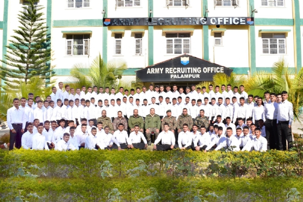 भर्ती हुए युवा सेना के3 अधिकारियों के साथ। भर्ती हुए युवा सेना के3 अधिकारियों के साथ।