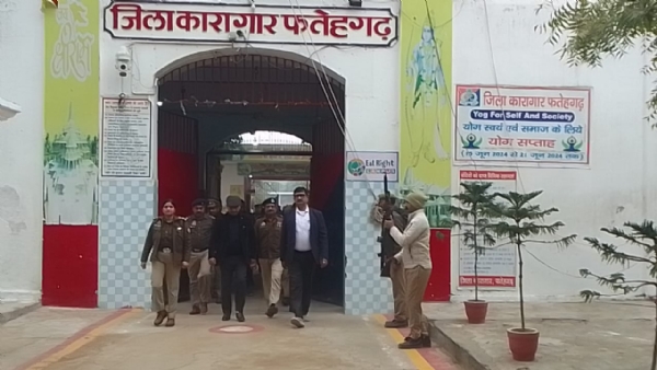 जेल से बाहर निकल रहे अधिकारी जेल से बाहर निकल रहे अधिकारी