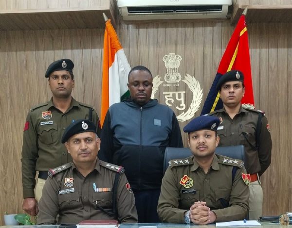 पुलिस की गिरफ्त में ठगी का आरोपी नाइजीरियन युवक। पुलिस की गिरफ्त में ठगी का आरोपी नाइजीरियन युवक।