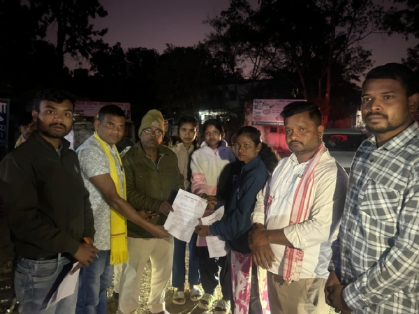 आदिवासी छात्र संगठन के लाेग ज्ञापन साैपते हुए आदिवासी छात्र संगठन के लाेग ज्ञापन साैपते हुए