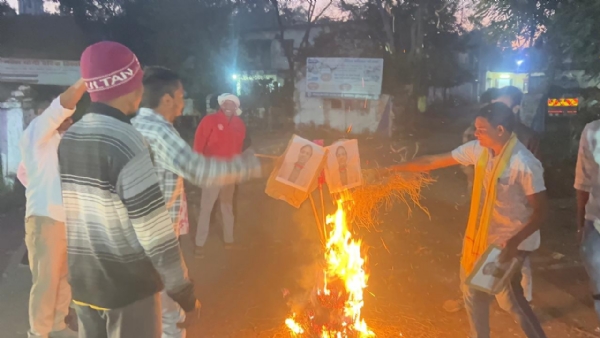 पुतला दहन करते आदिवासी छात्र संगठन पुतला दहन करते आदिवासी छात्र संगठन