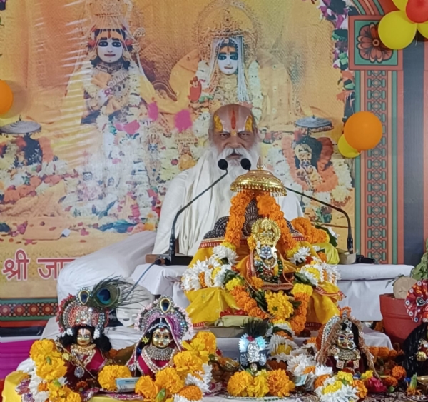 कथा कहते हुए संत श्री रामदास वेदांती महाराज कथा कहते हुए संत श्री रामदास वेदांती महाराज