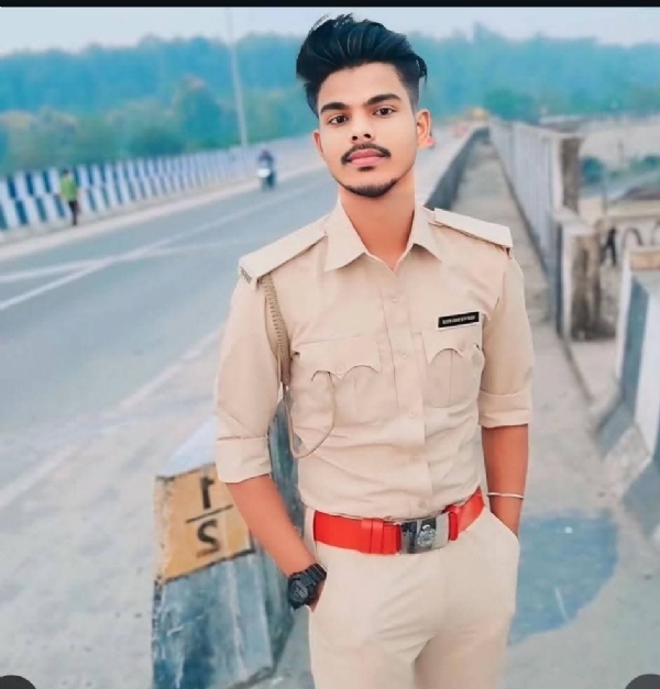 रील बनाने वाला लड़का पुलिस की वर्दी में रील बनाने वाला लड़का पुलिस की वर्दी में