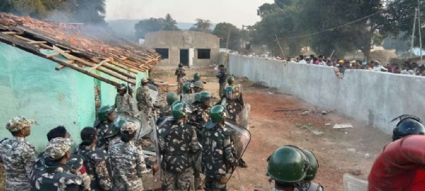 गांव में बढ़ते तनाव को देखते हुए तैनात पुलिस कर्मी गांव में बढ़ते तनाव को देखते हुए तैनात पुलिस कर्मी